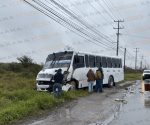 Falla mecánica ocasiona choque de microbuses en entrada a Los Almendros