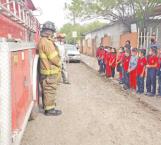 Instruyen bomberos a niños de primaria