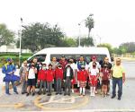 Apoya síndico con transporte a estudiantes destacados