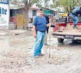 fugas de agua en  casas abandonadas dañan el pavimento