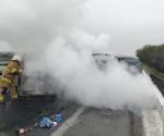 Arde camioneta tras chocar contra un muro