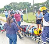 Taxi embiste a motociclista