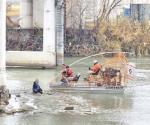 Rescatan a mujer y a su hijo que intentaban cruzar el río Bravo