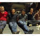Entregan maniatados y con un ‘narcomensaje’ a 5 hombres en Matamoros