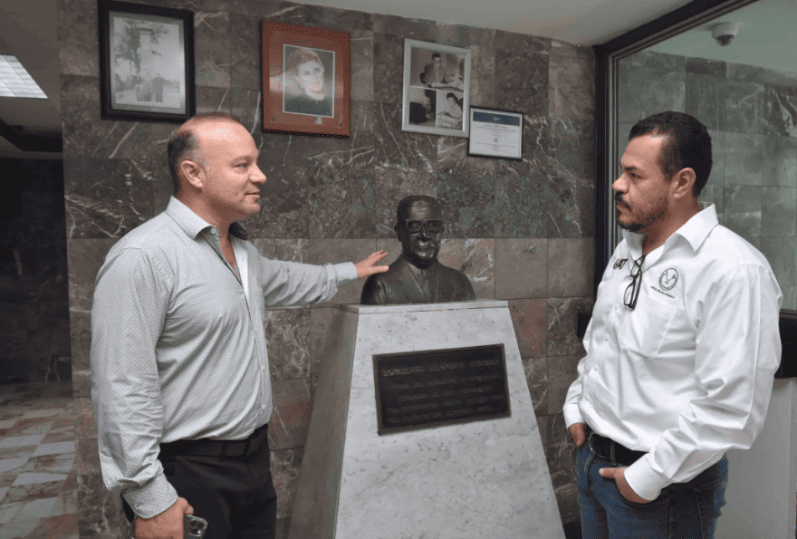 En un cálido recibimiento, el rector de la máxima casa de estudios de Tamaulipas conoció la historia de nuestro fundador.