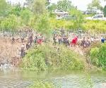 ´Ahora o nunca´, migrantes desesperados cruzan el río