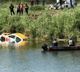 Muere taxista tras caer a canal