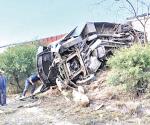 Embiste tren a autobús en Qro; seis muertos: PC