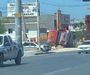 Vuelca tracto camión en salida a Monterrey