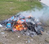 Indígenas de Chiapas queman libros de texto