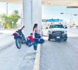 Motociclista lesiona a a mujer