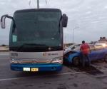 Conductor lesionado al impactarse contra autobús