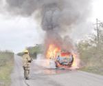 Arden camionetas en carretera