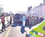 Un muerto y 5 heridos deja la volcadura de auto de Sedena