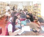 Saturan estudiantes la biblioteca pública