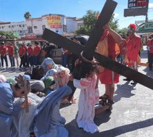 Católicos reviven el viacrucis de Jesús este viernes santo en Reynosa