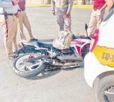 Motociclista herido al chocar con taxi