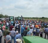 Productores bloquean carretera federal