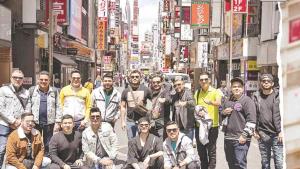 Toca ´El Recodo´ en las calles de Japón