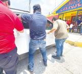 Salvan a pequeño encerrado en auto