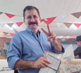 Acude a votar Ángel Almaraz