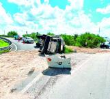 Le gana el peso a tráiler y vuelca