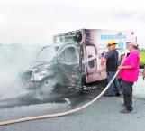 Cortocircuito incendia ambulancia de M. Alemán