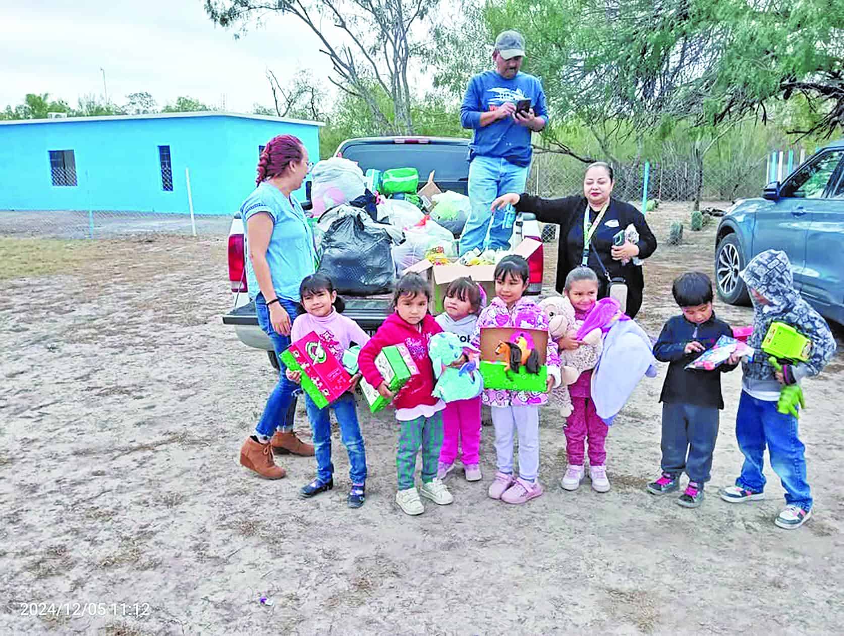 Llevan texanos juguetes a niños