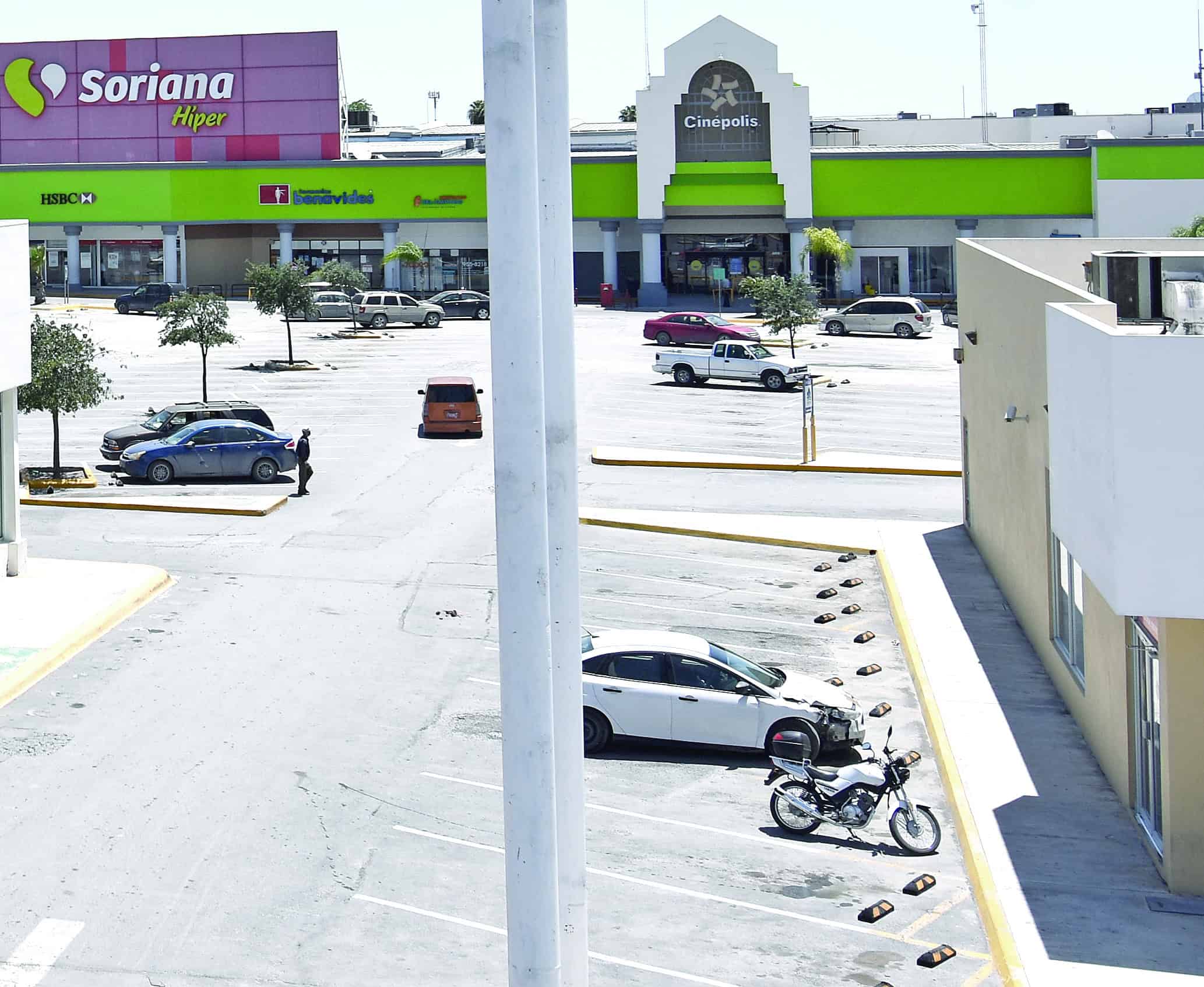 Asaltan a mujer en estacionamiento de centro comercial