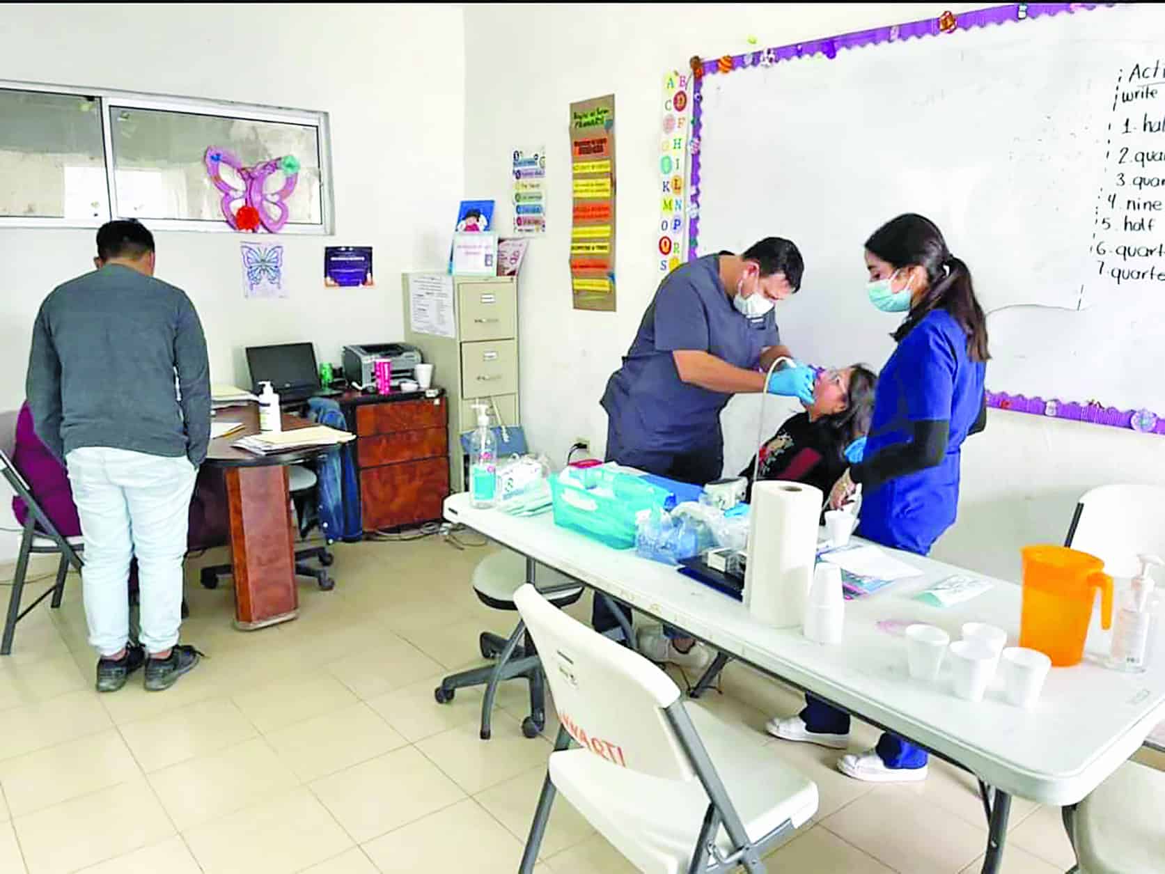 Llevan dentistas cuidados bucales a niños vulnerables