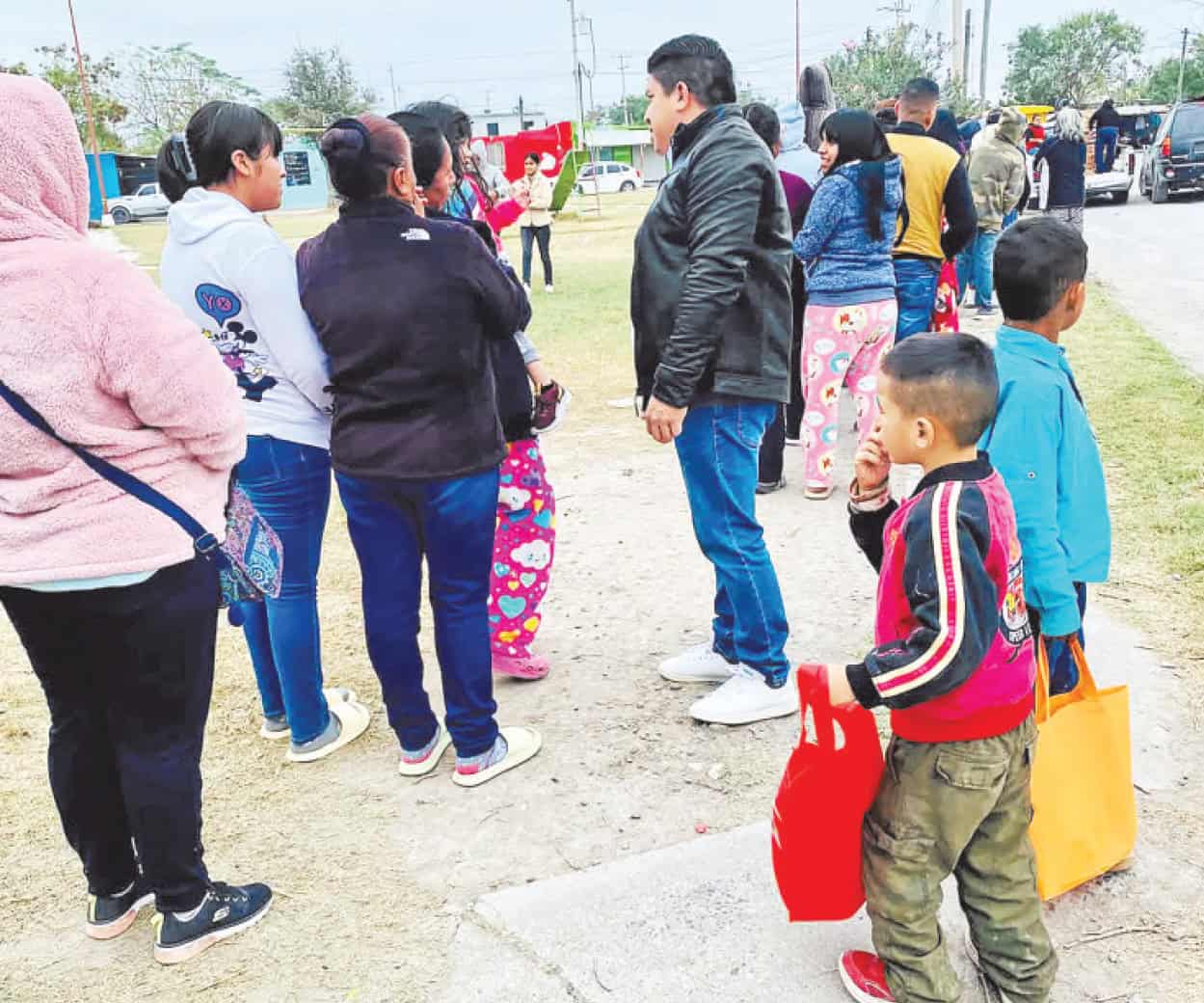 Entrega activista frutas a personas