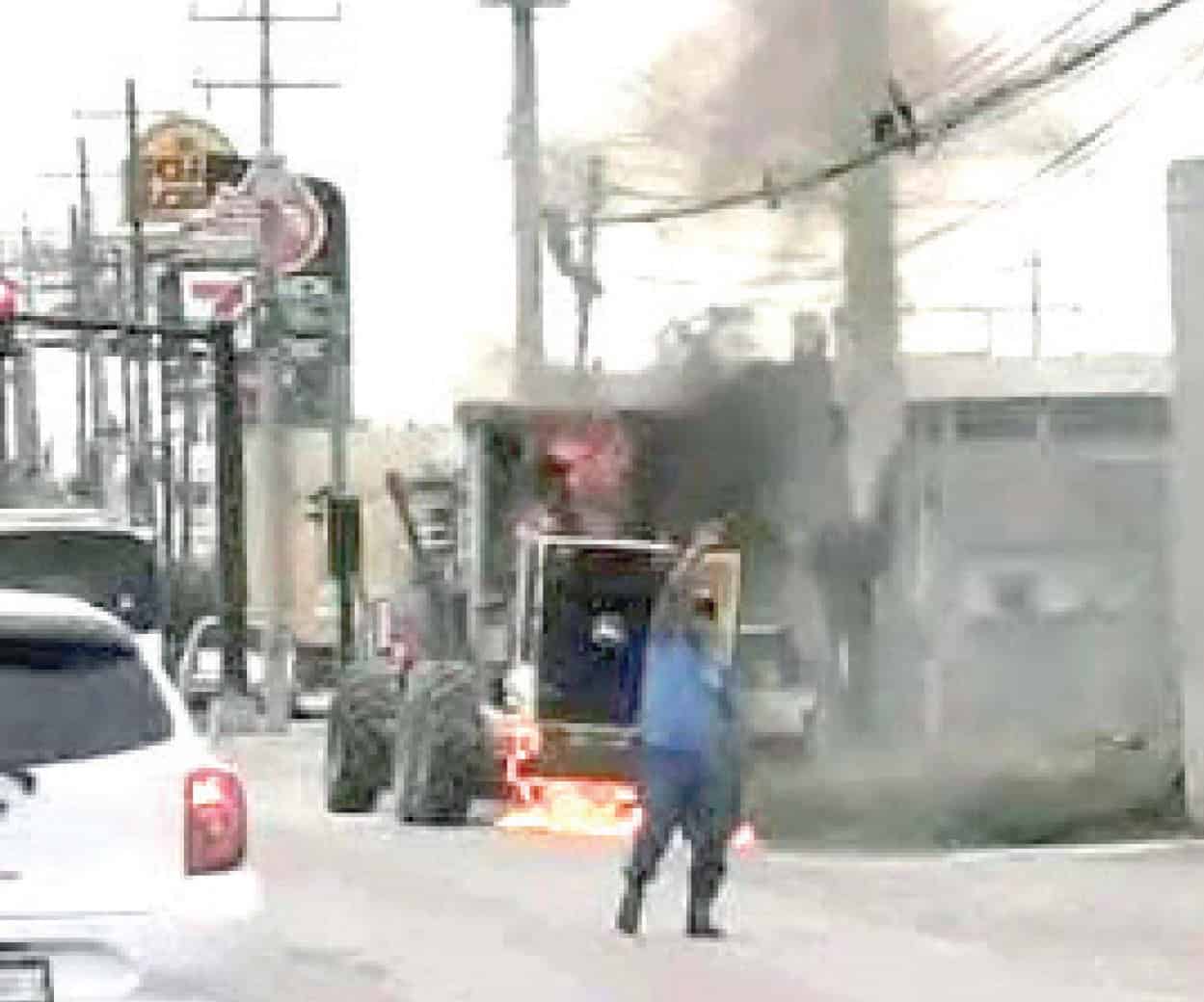 Consume fuego una motoconformadora en carretera a Río Bravo