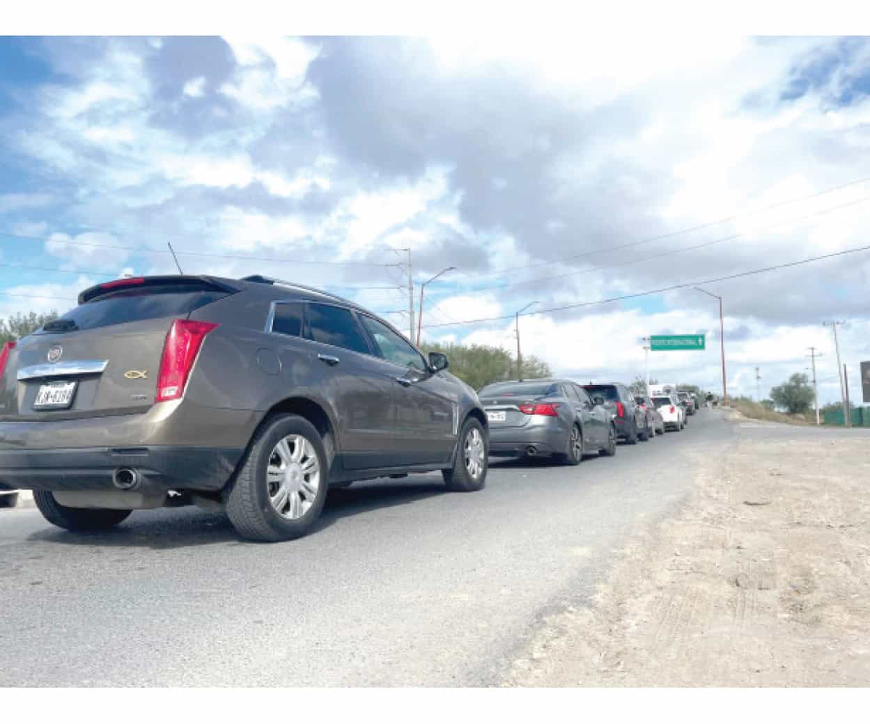 Prevalecen largas filas en puentes fronterizos