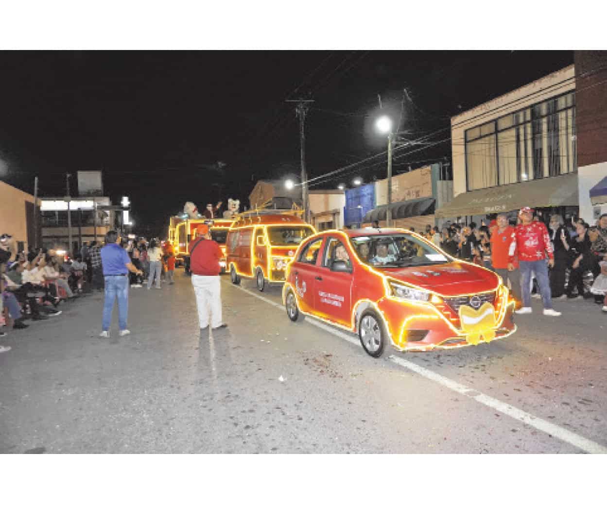 Disfrutan cientos el desfile navideño