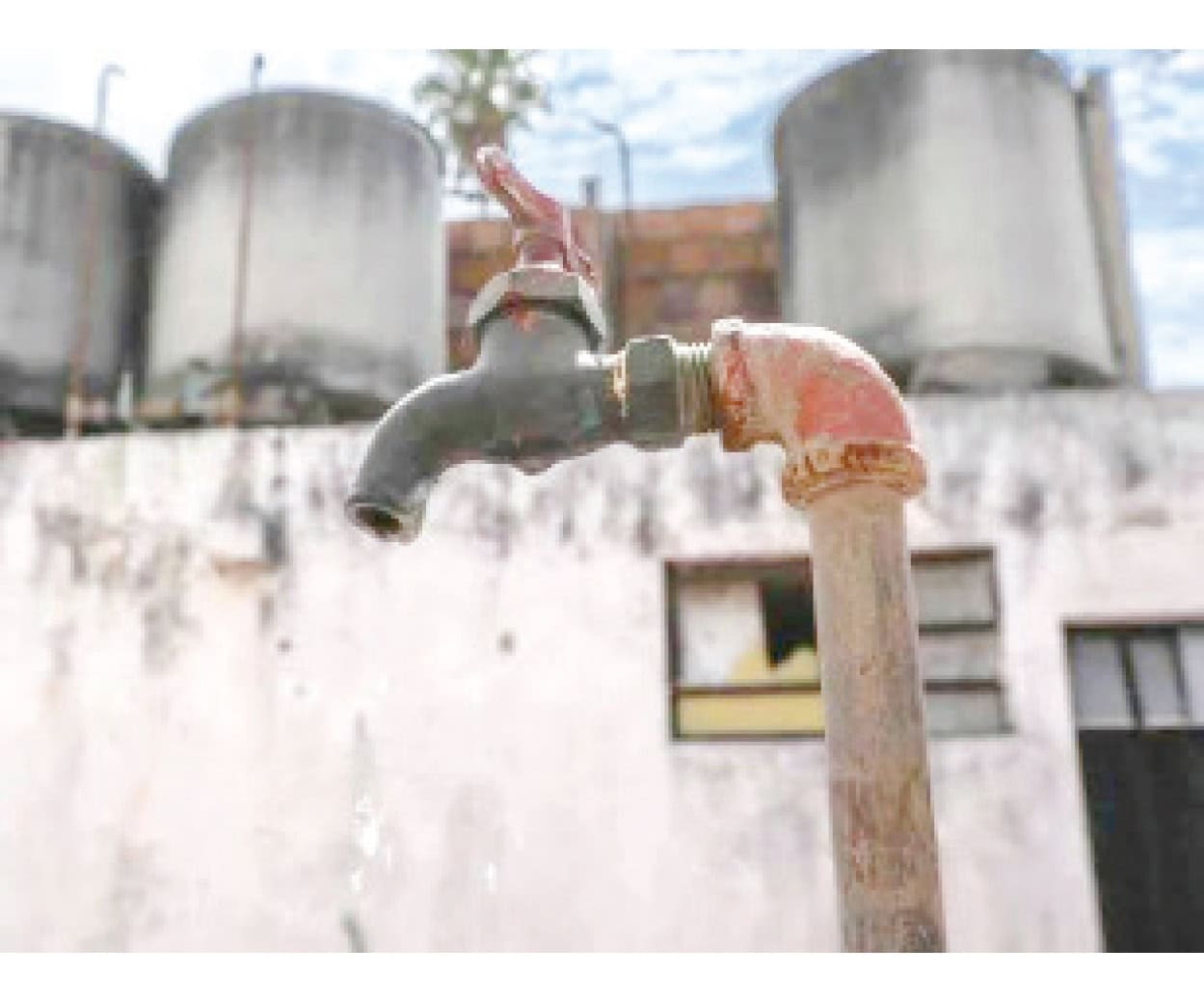 Cumplen tres semanas sin agua potable