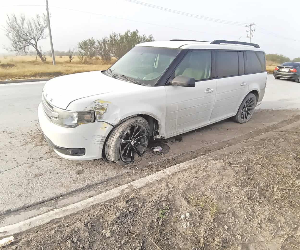 Abandonan camioneta