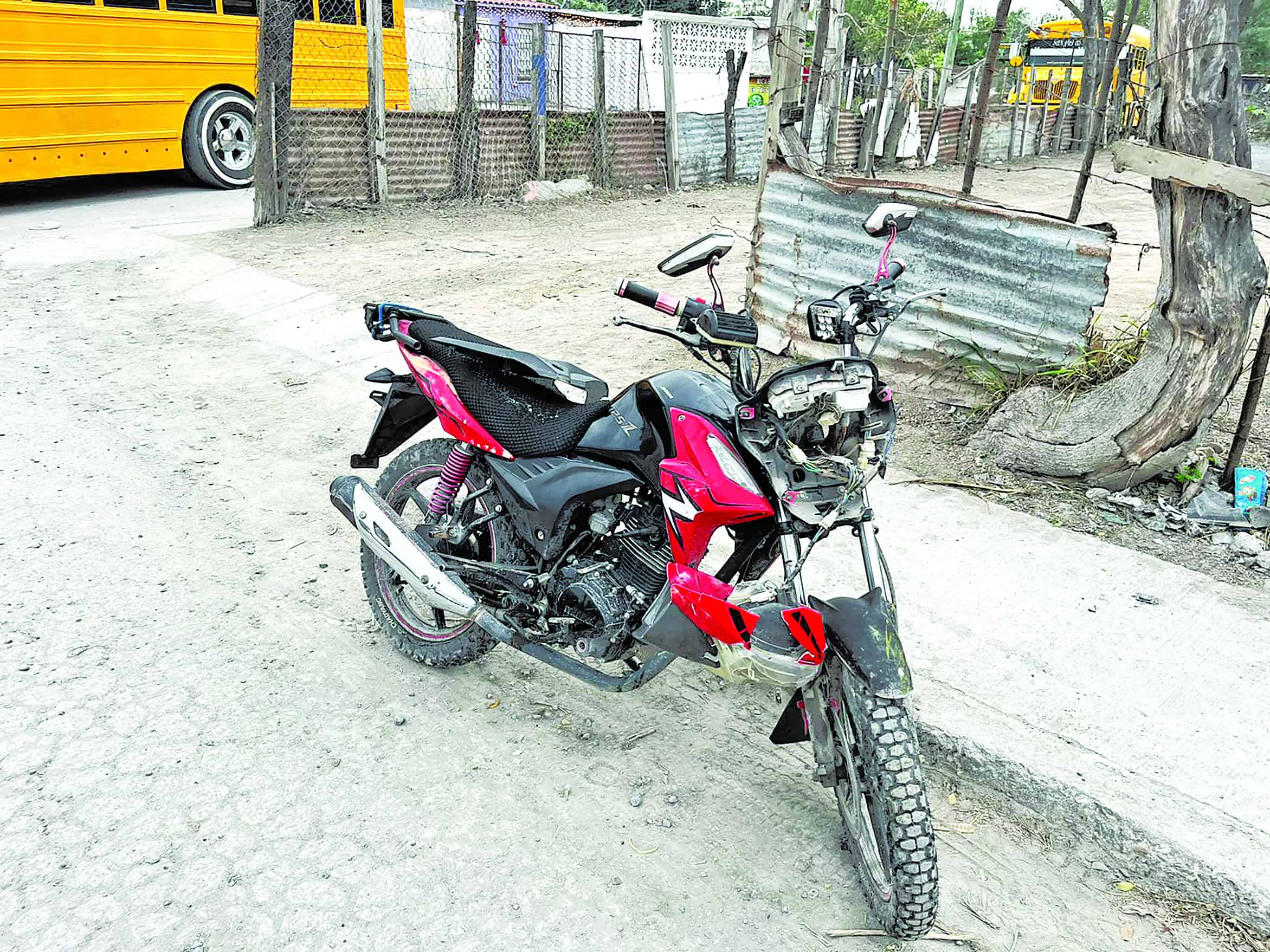 Tumba microbús a un motociclista