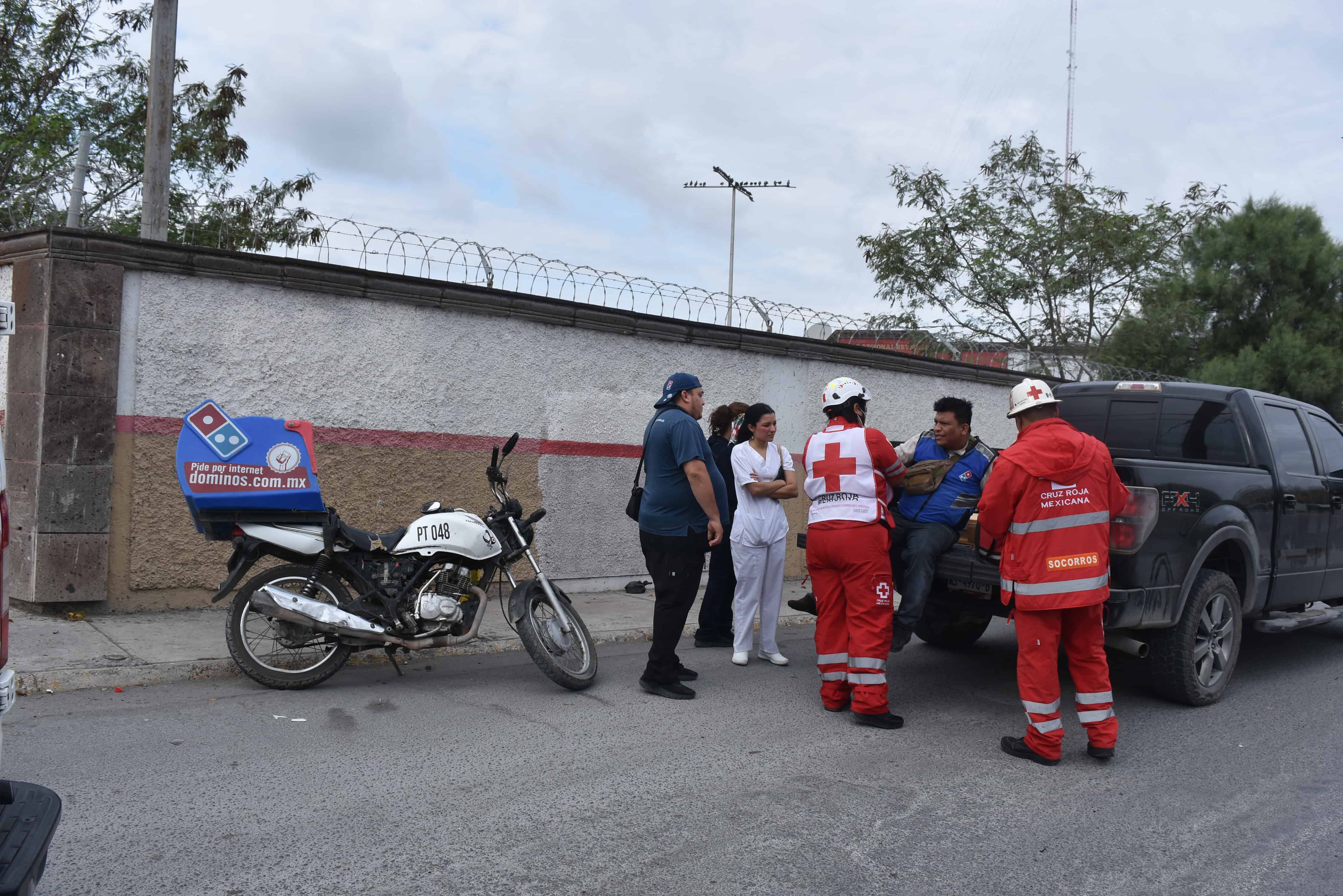 Derrapa en moto y sufre lesiones