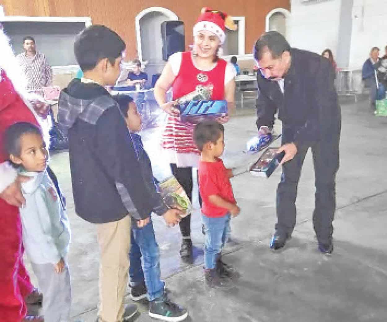 Celebra alcalde posada a niños