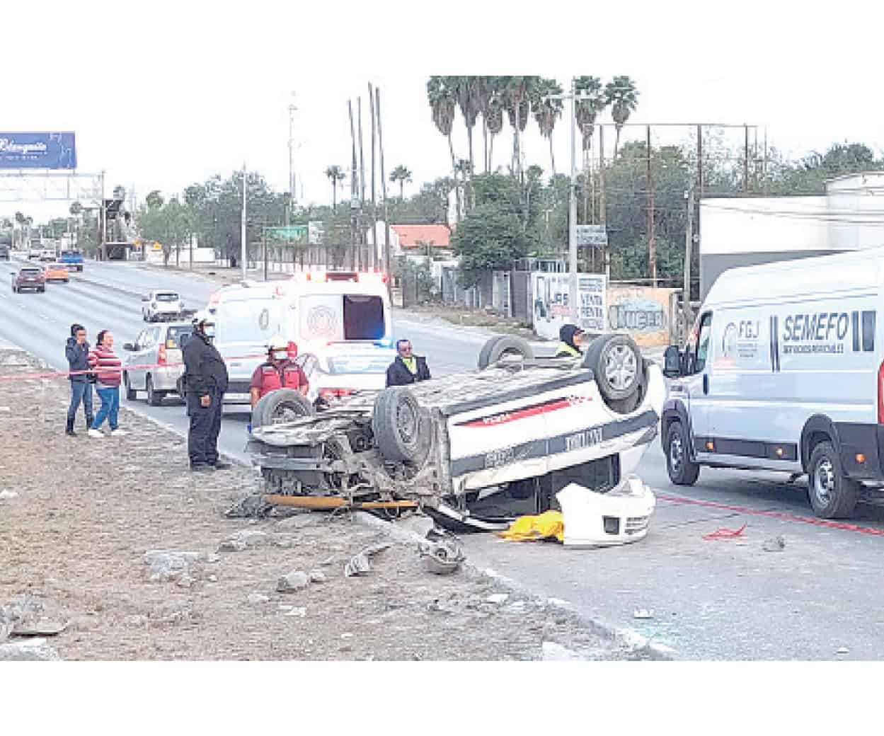 Vuelca un taxi, cae sobre niño y lo mata