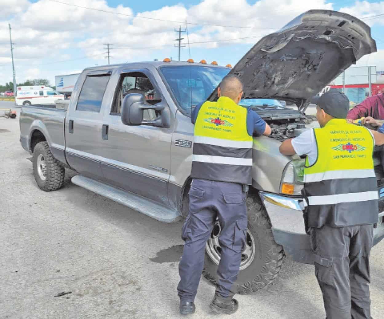 Controlan conato de incendio de camioneta