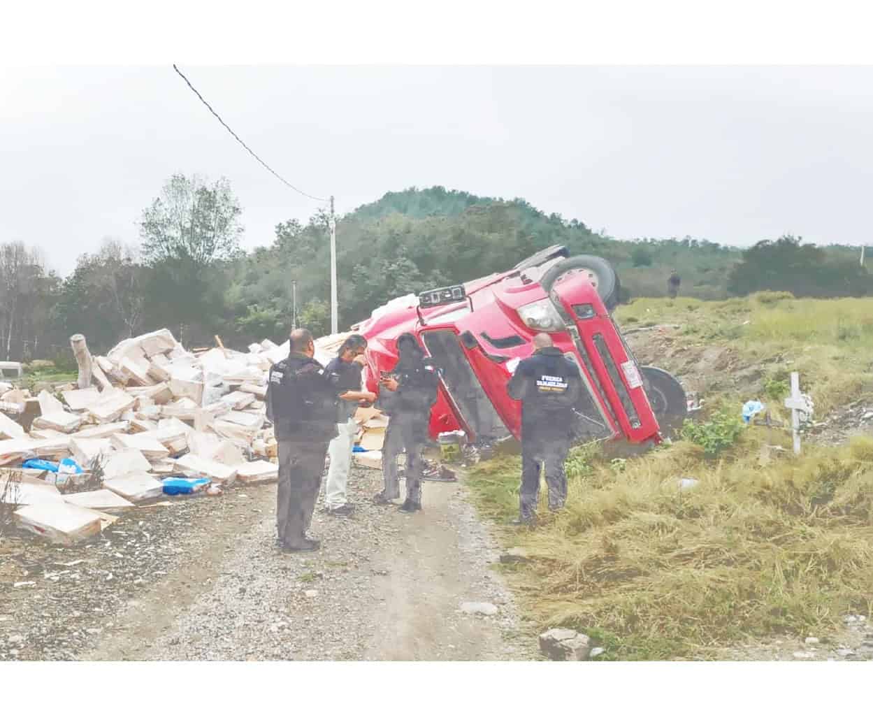 Vuelca tráiler con toneladas de pollo