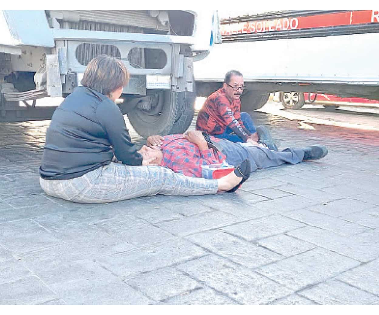 Arrolla transporte público a hombre de tercera edad