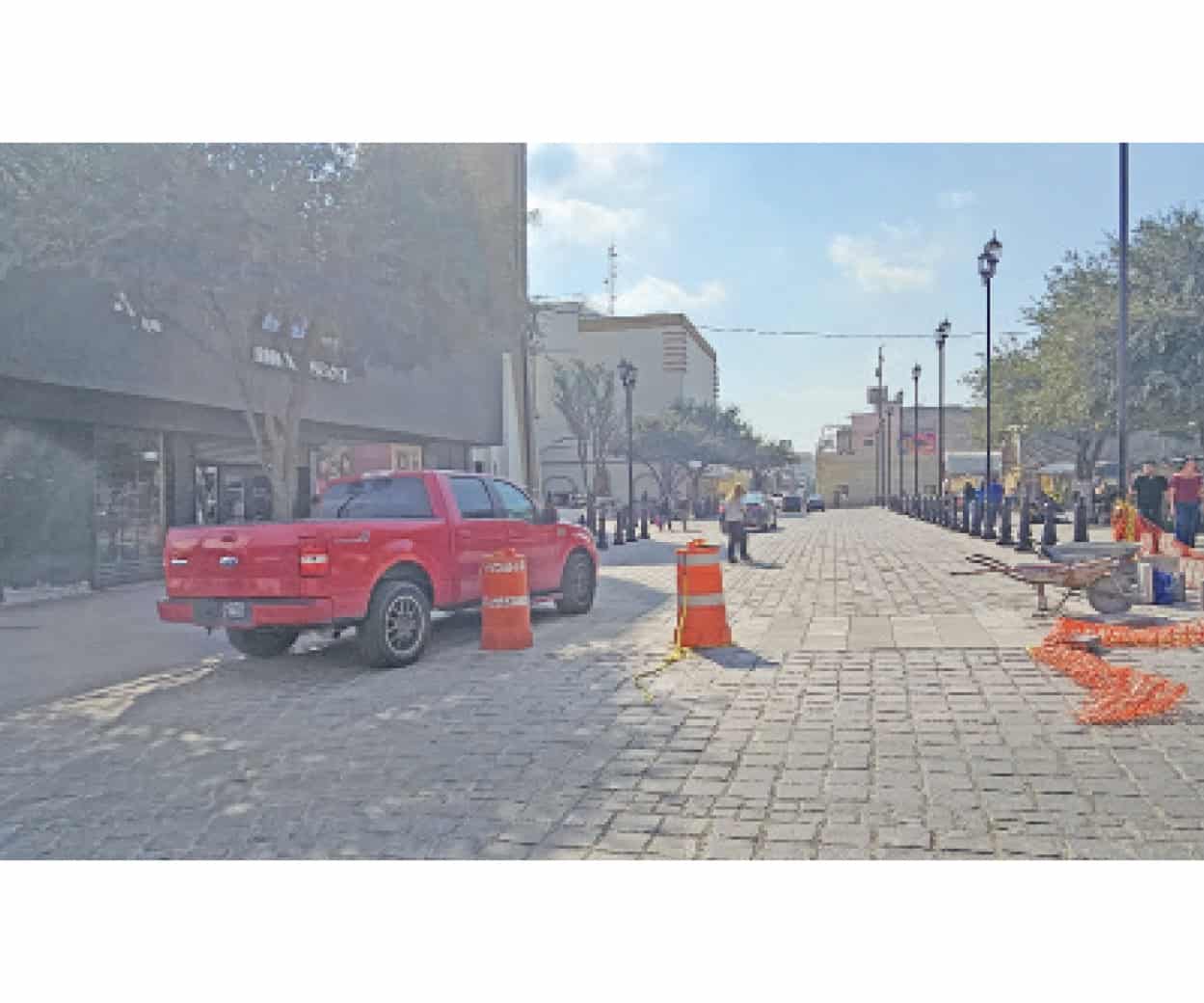 ´Inauguran´ conductores obra en calle Juárez