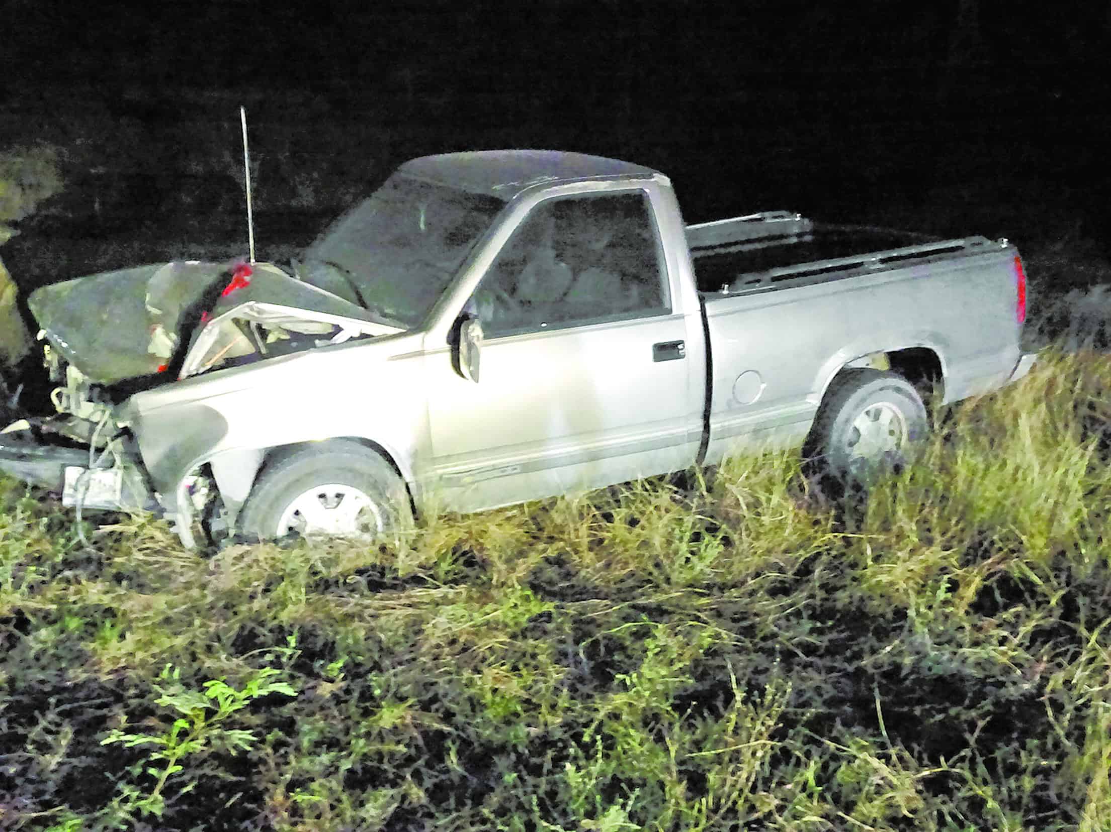 Destroza camioneta al huir de accidente