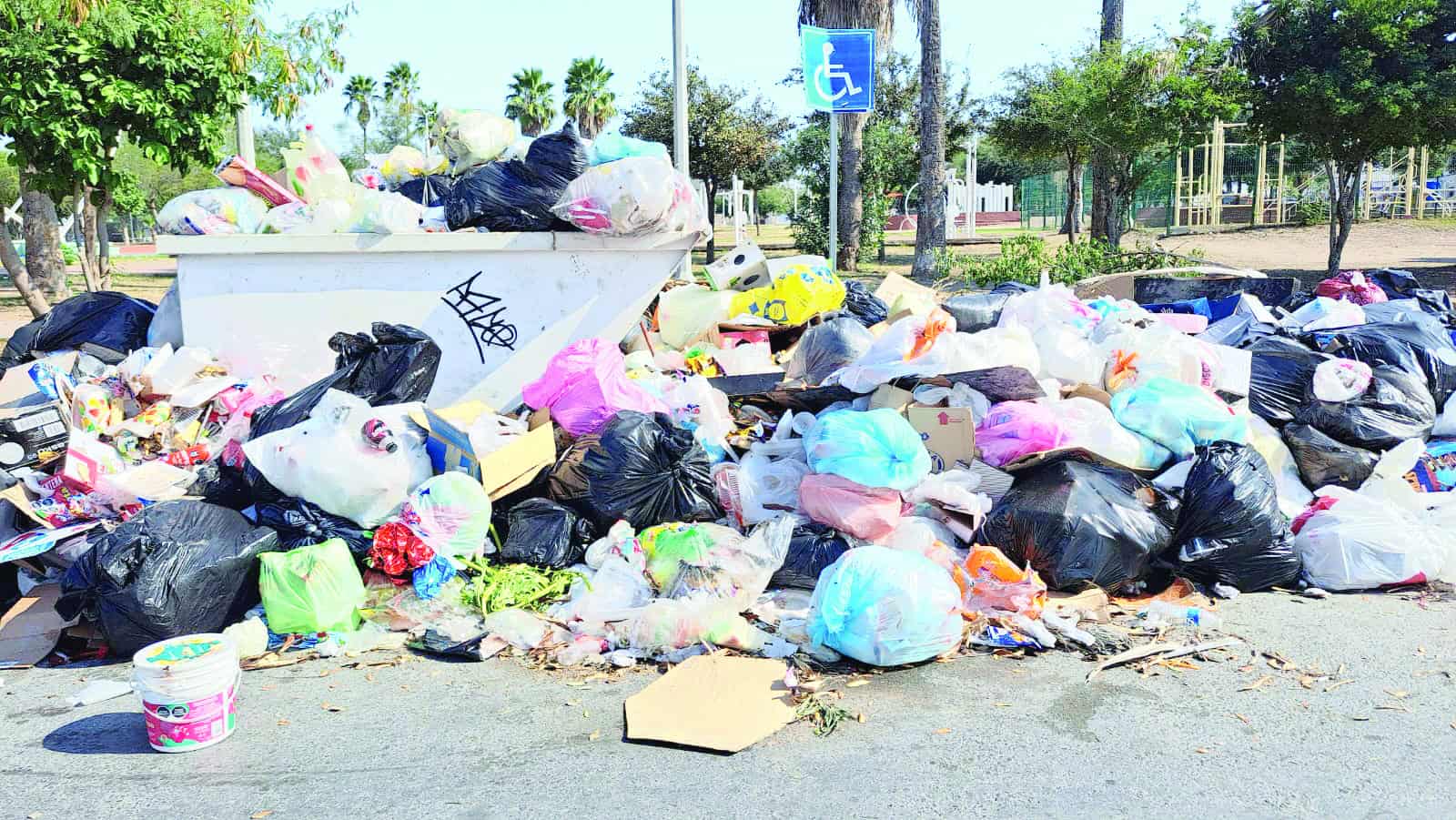 Desborda la basura en la plaza Treviño Zapata