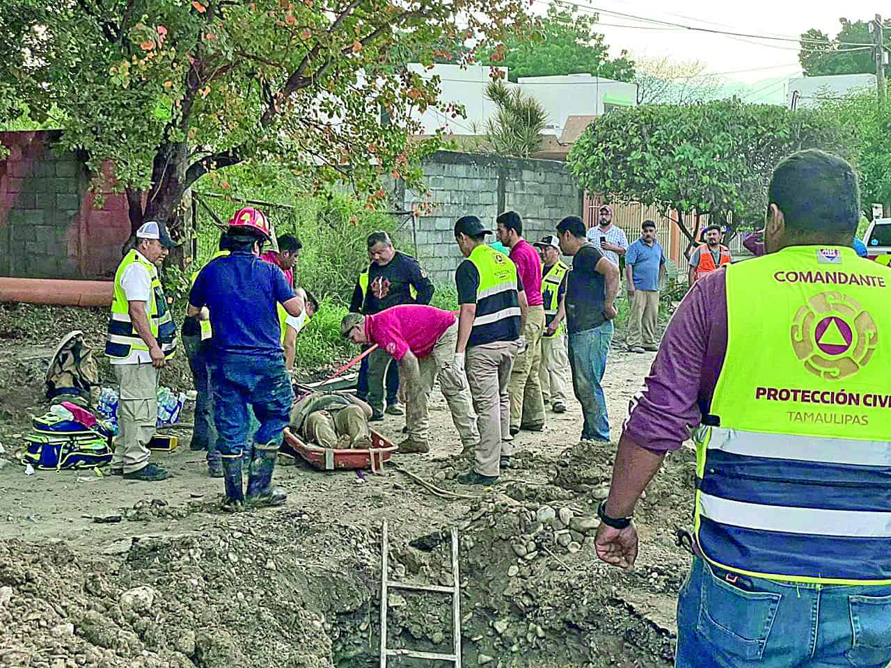 Rescatan a trabajador semienterrado en zanja