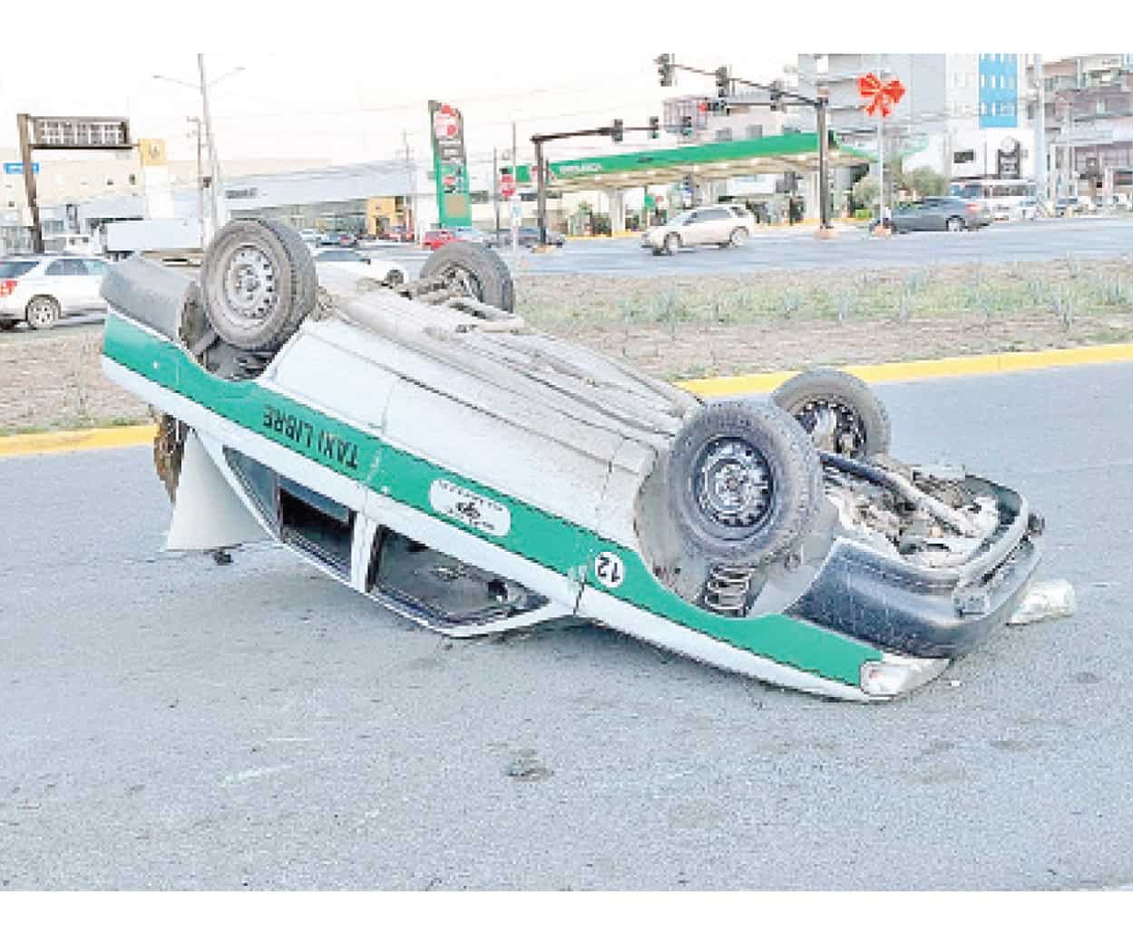 Vuelca taxista por falta de precaución