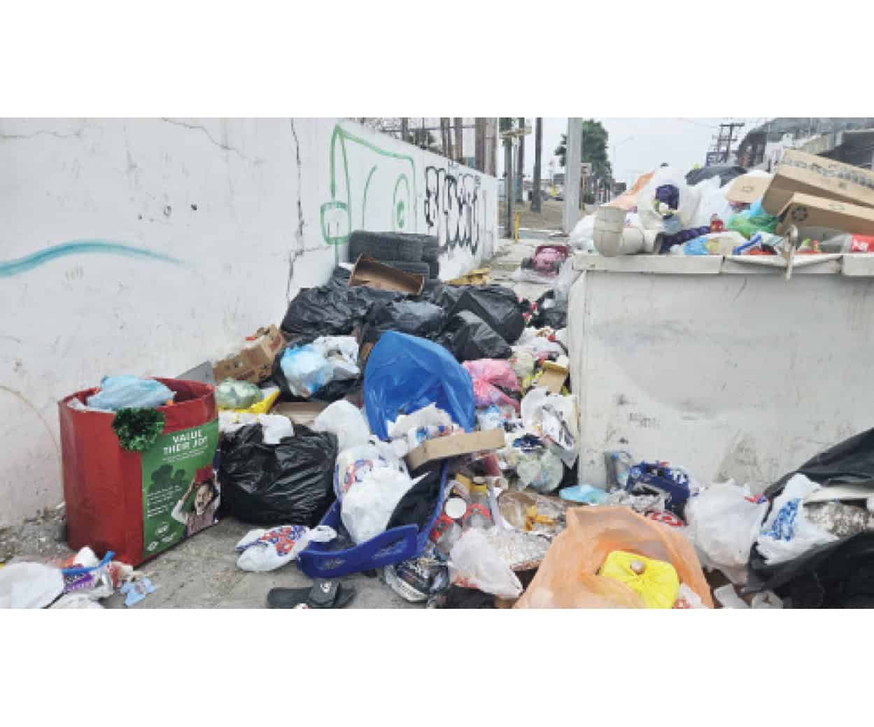 Depositan vecinos basura en contenedores del centro