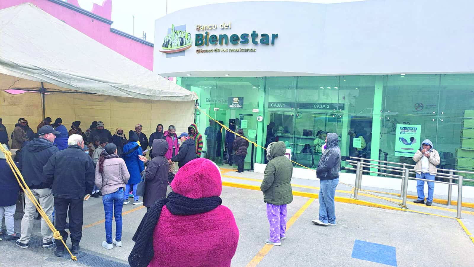 Salen adultos mayores a cobrar sus pensiones